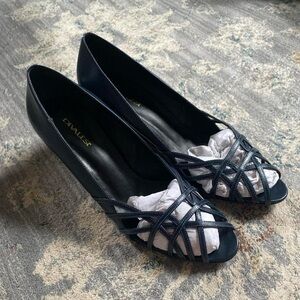 Never Worn Divalesi Navy Heels (8.5)